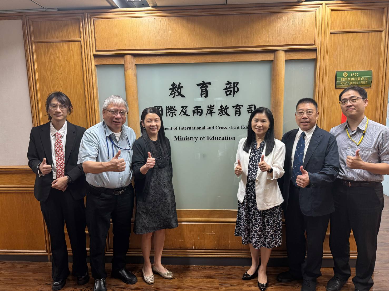 教育部李毓娟司長與麥燕玲會長等意見交流後合影