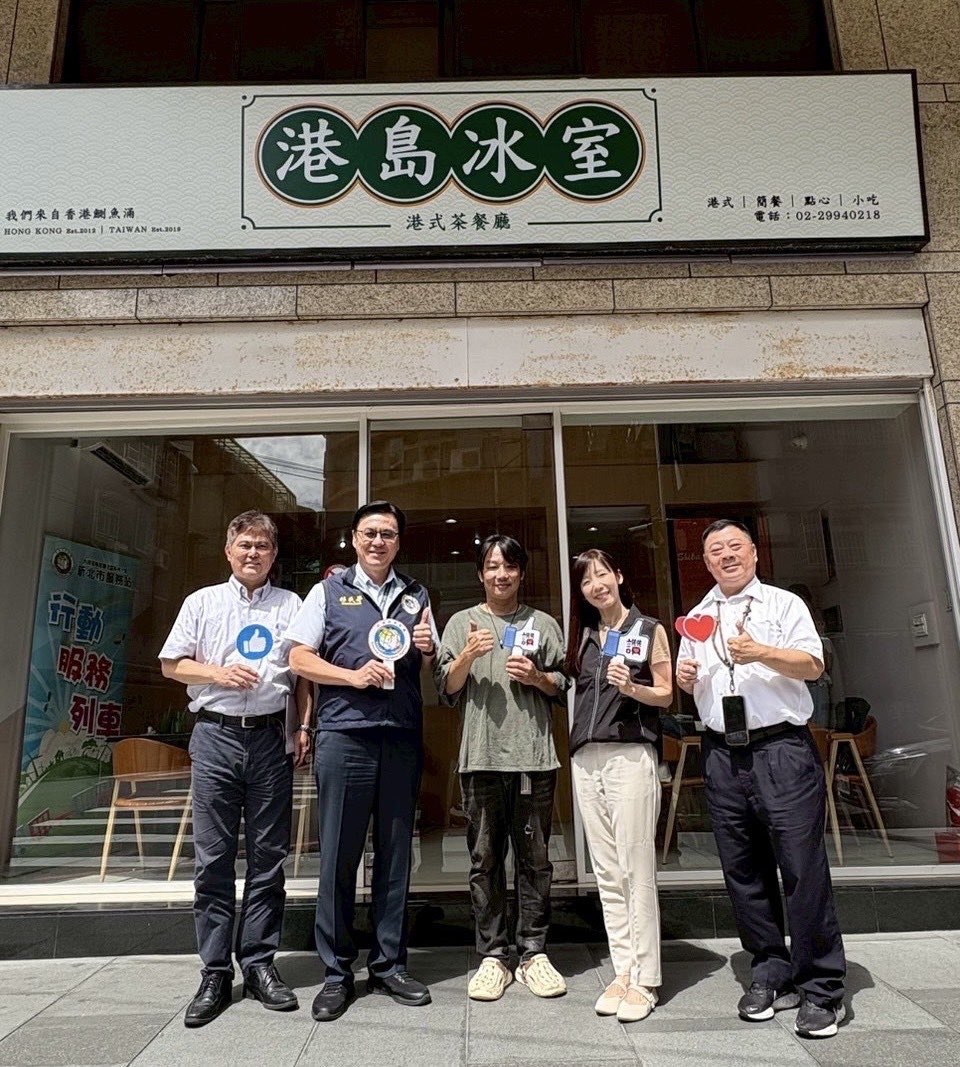 林參事、移民署同仁及許先生合影