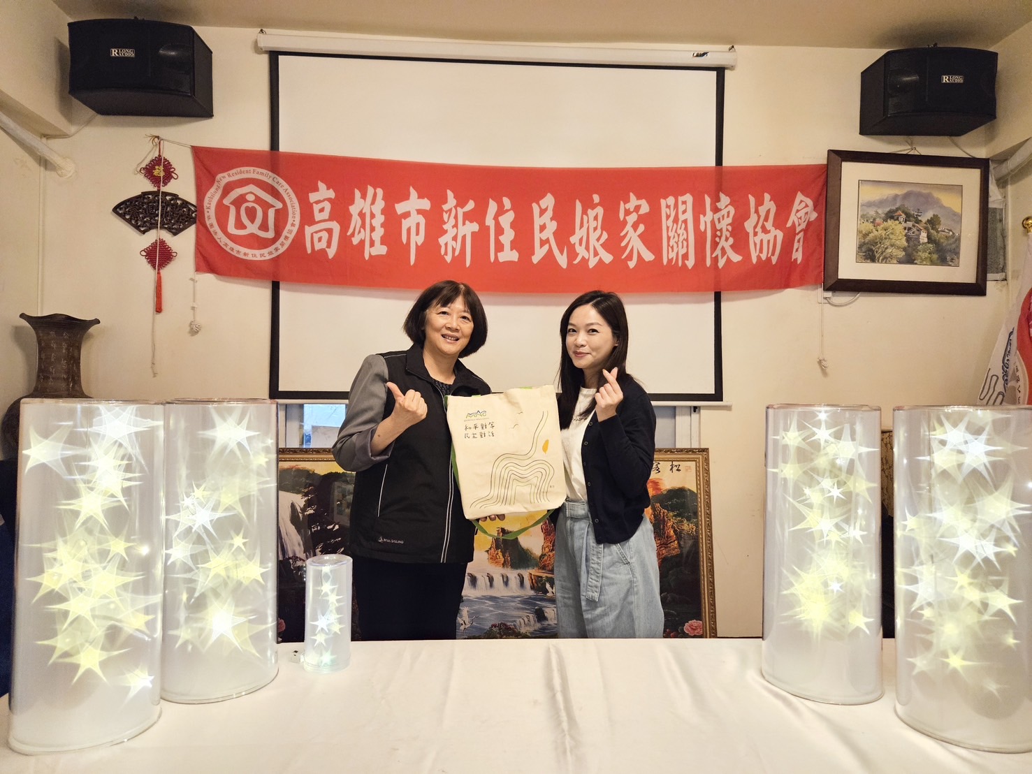 楚參事致贈梁燕芳女士禮品