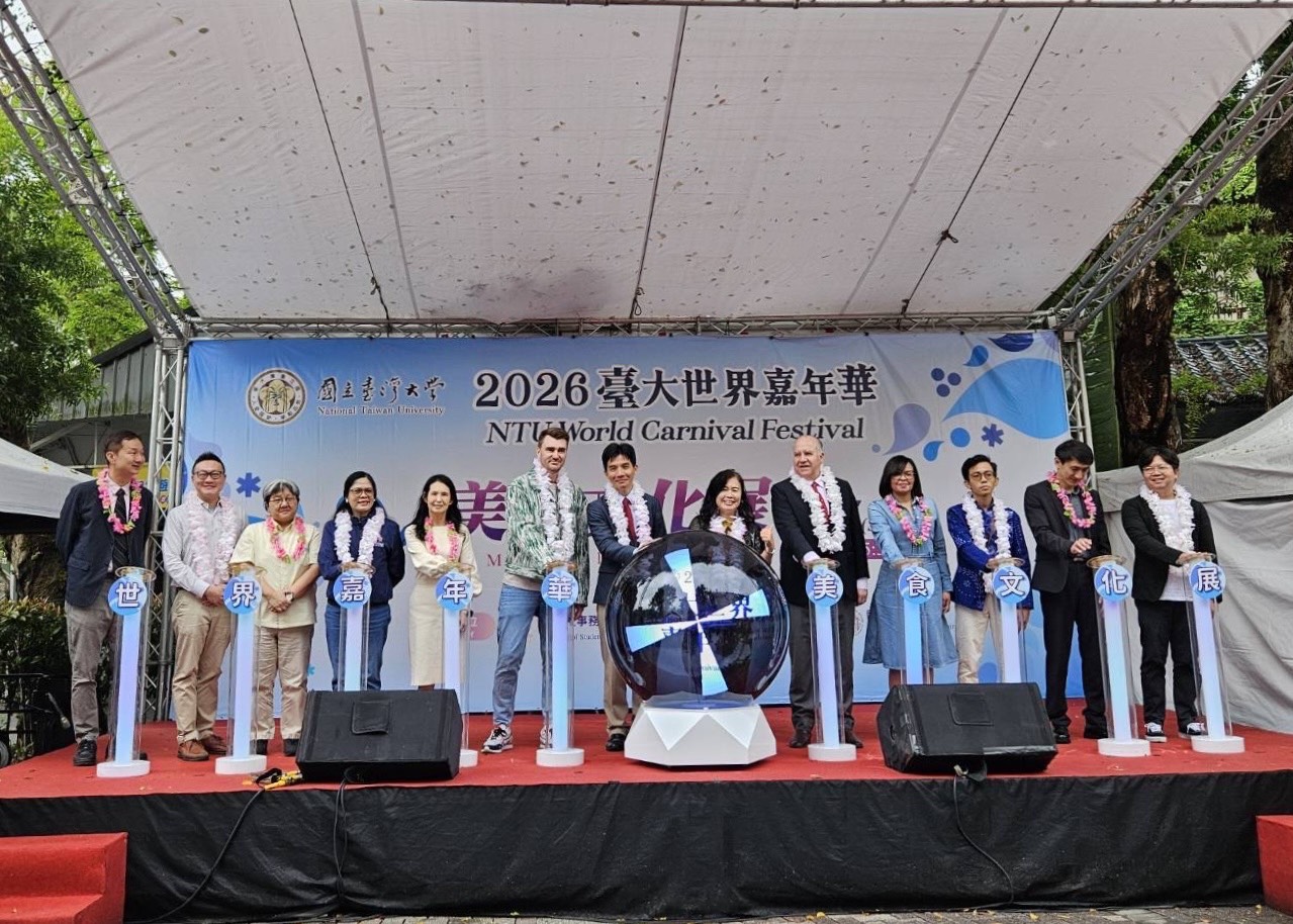 陸委會李組長（左5）與貝里斯大使梅凱瑟(右4)、巴拉圭大使傅達耀(右5)、立陶宛代表裴凱倫(左6)、馬尼拉經文處處長崔瑞霞(左4)及臺大朱士維學務長(中）、袁孝維國際長(右6)、臺師大劉以德國際長(右2)、臺科大武德勝顧問(右1)等人合影