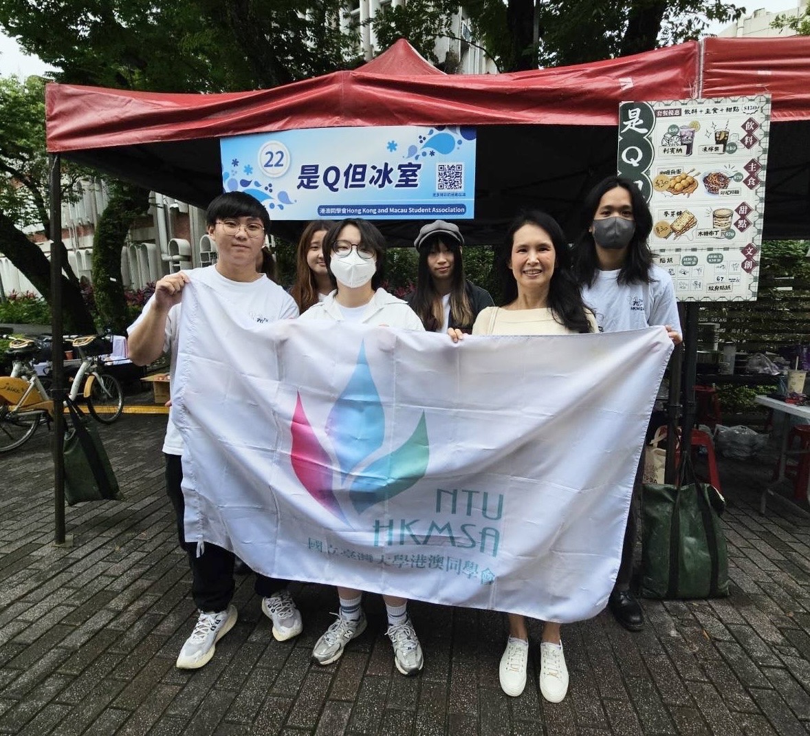 陸委會李組長與臺灣大學港澳同學會同學合影