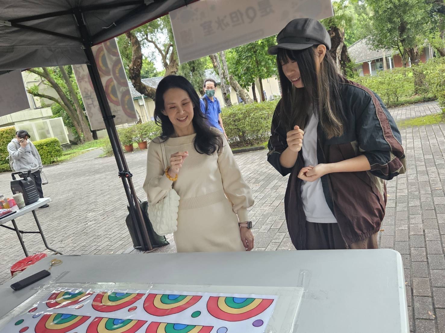 陸委會李組長於「是Q但冰室」攤位與港澳同學互動交流