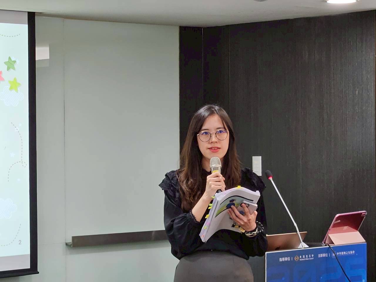 移民署科員李思瑩解說居留法規