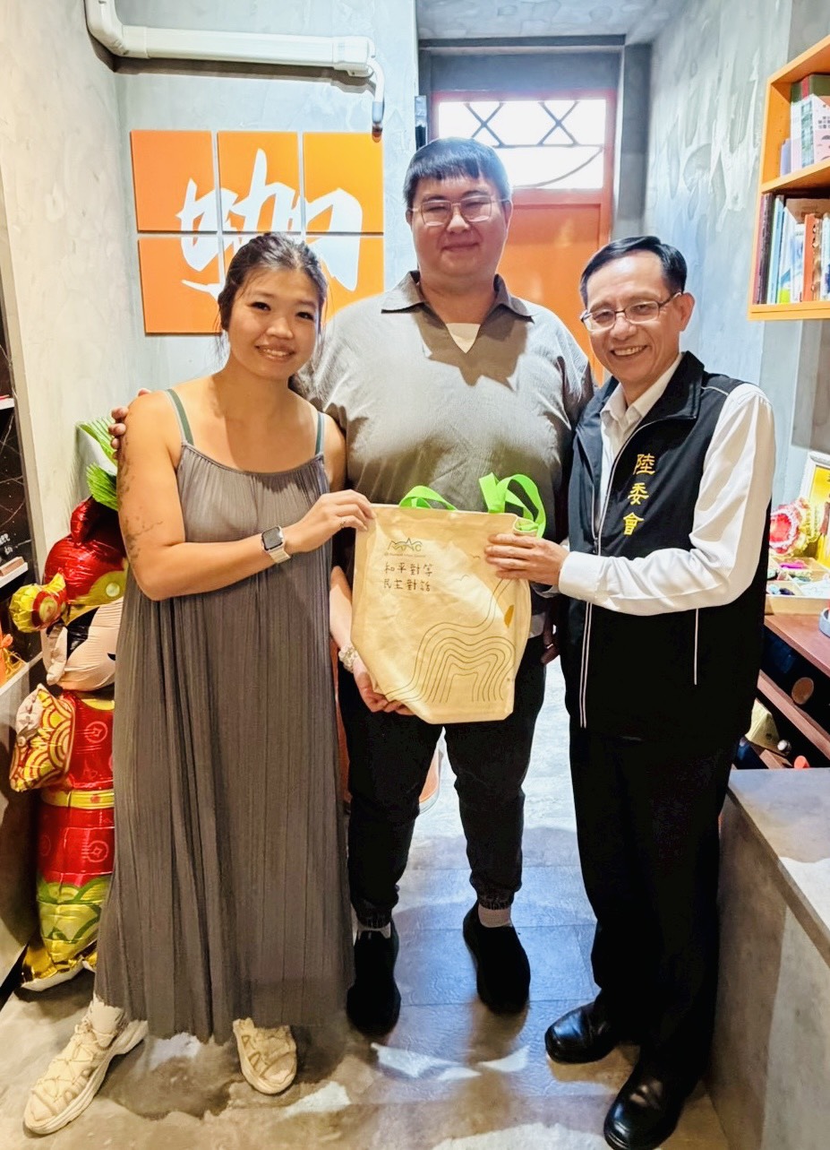蔡志儒參事致贈紀念品獻予祝福