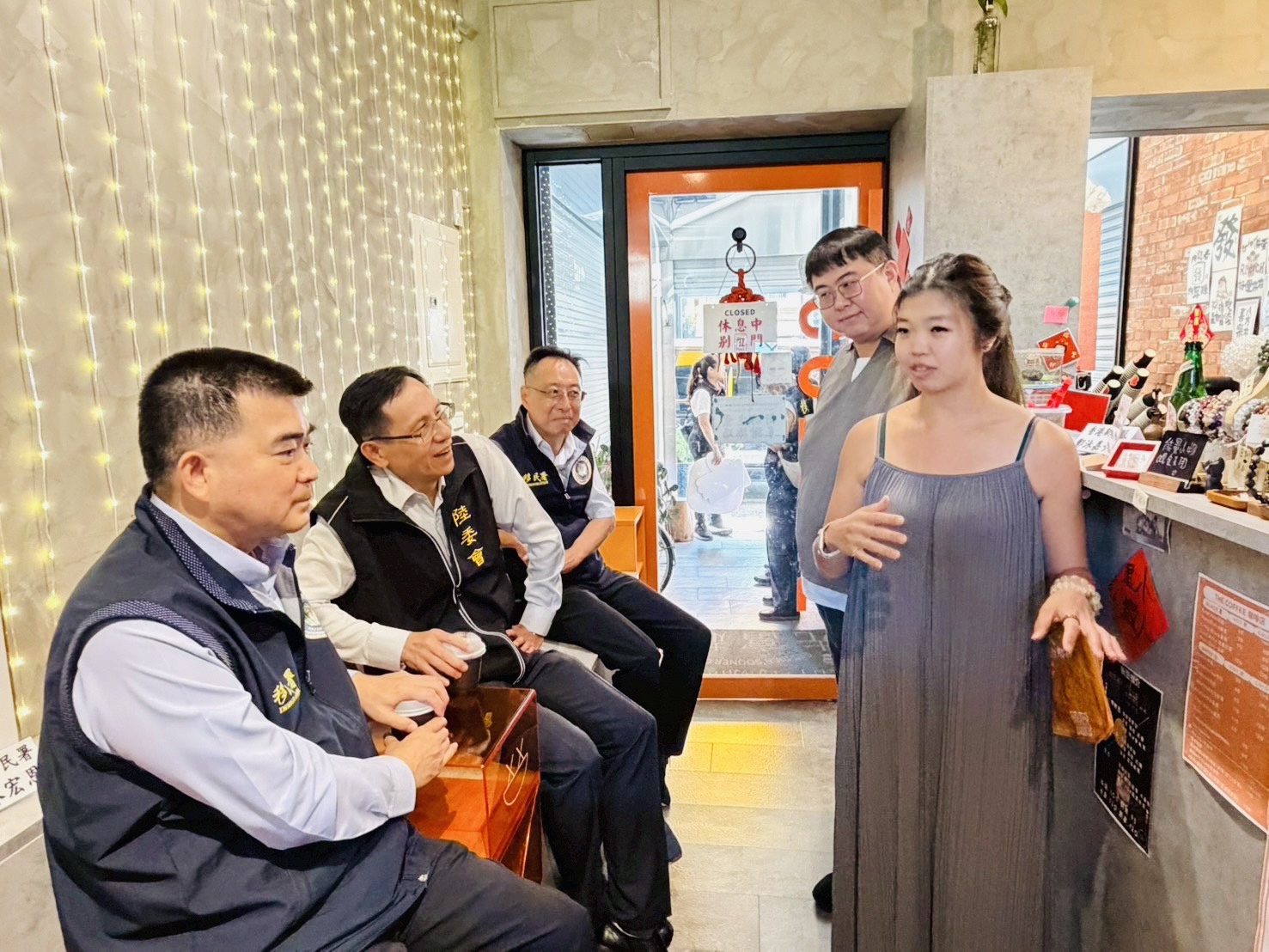蔡參事(左2)與移民署林宏恩署長(左1)等人聆聽鄭泳嘉介紹經營成果與生活點滴