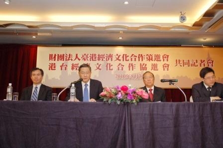 策進會林董事長振國(左二)及高副董事長長(左一)與協進會李主席業廣(右二)及林常務副主席瑞麟(右一)共同主持記者會