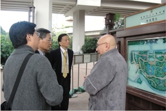 訪團參訪南蓮園池與志蓮淨院，馮翰先生(右)為團員進行導覽解說