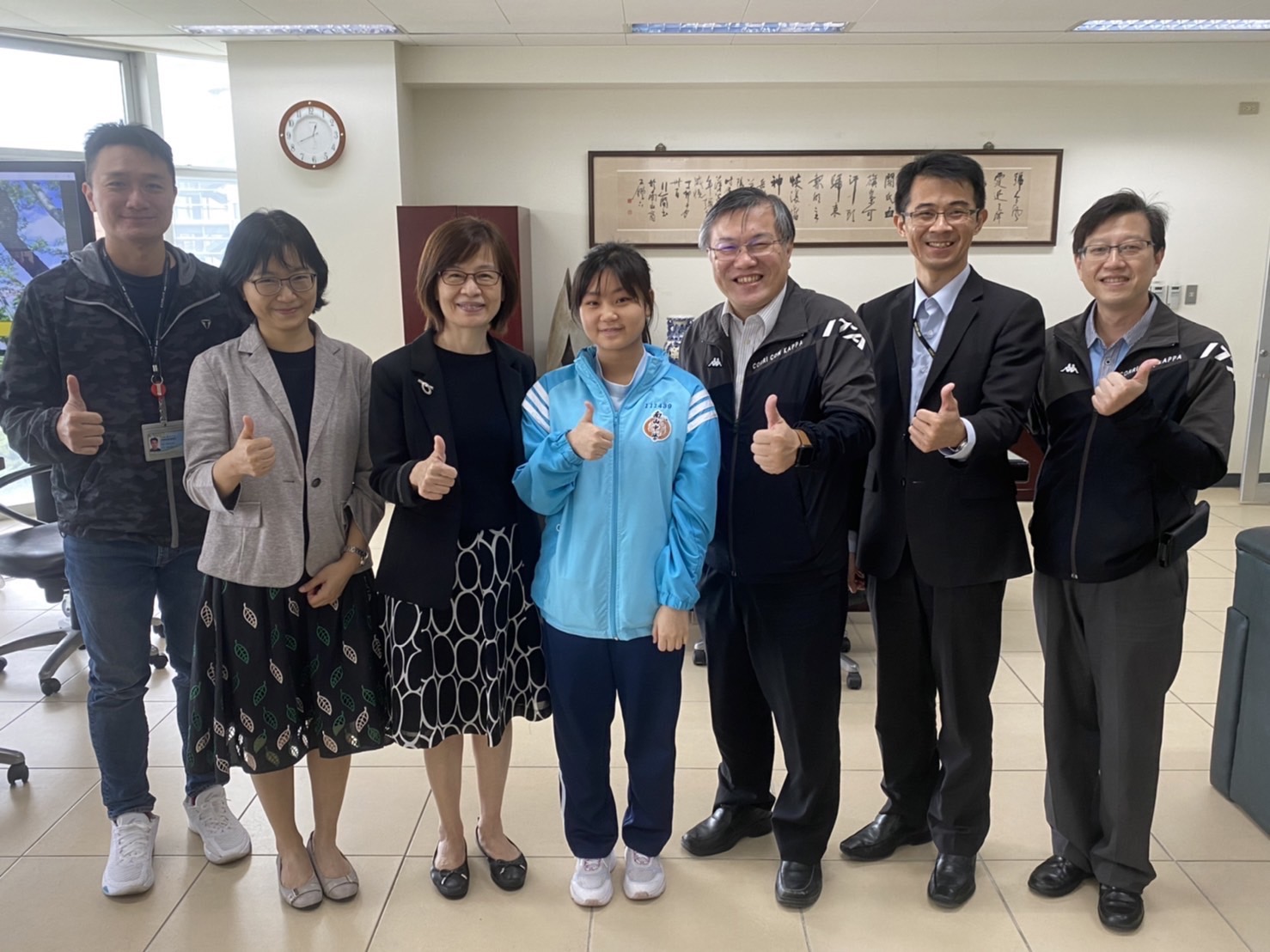 關懷香港高中生，財團法人經濟文化合作策進會馬不停蹄拜訪港生就讀高中，與師生熱情交流互動