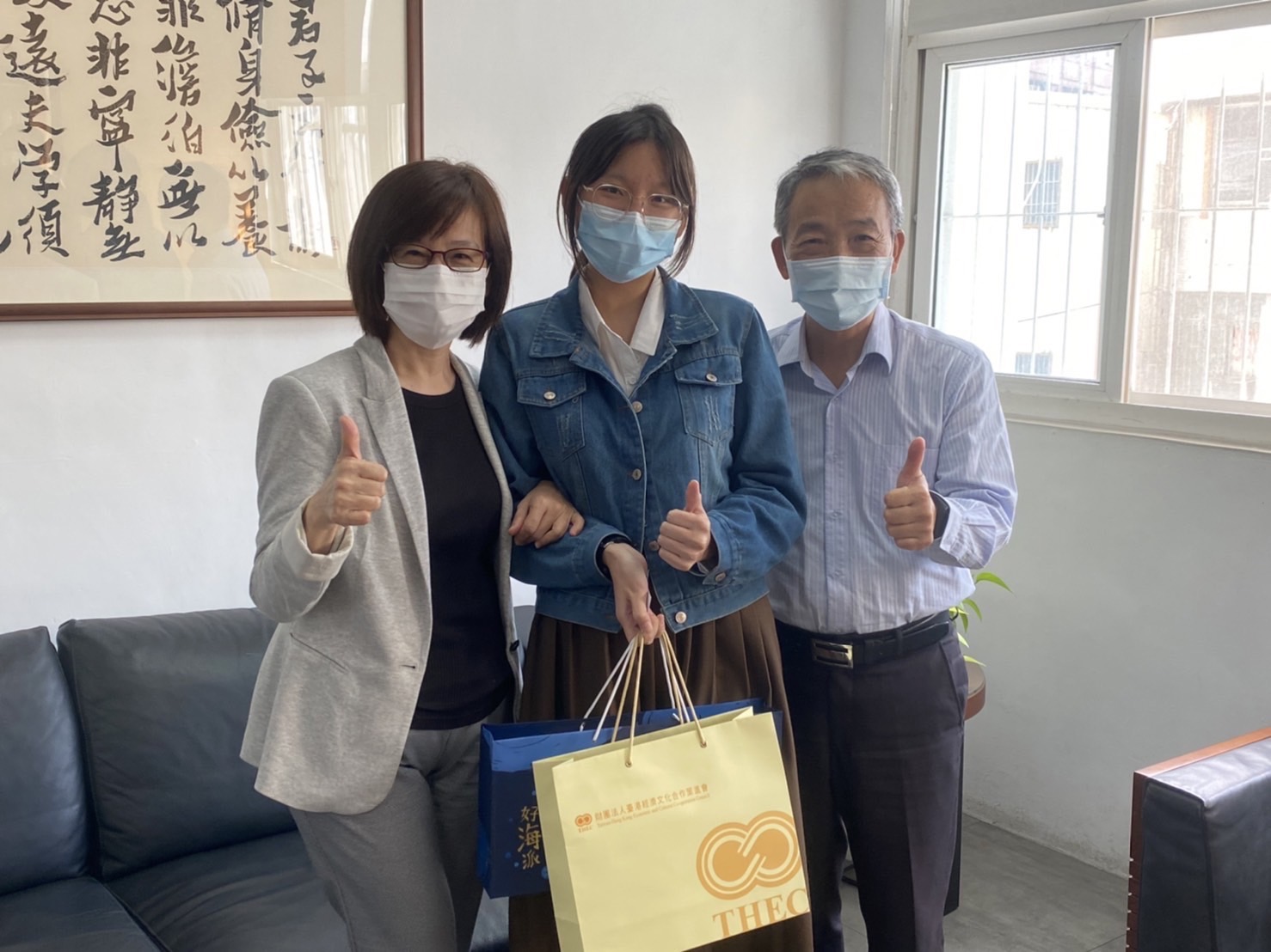 關懷香港高中生，財團法人經濟文化合作策進會馬不停蹄拜訪港生就讀高中，與師生熱情交流互動
