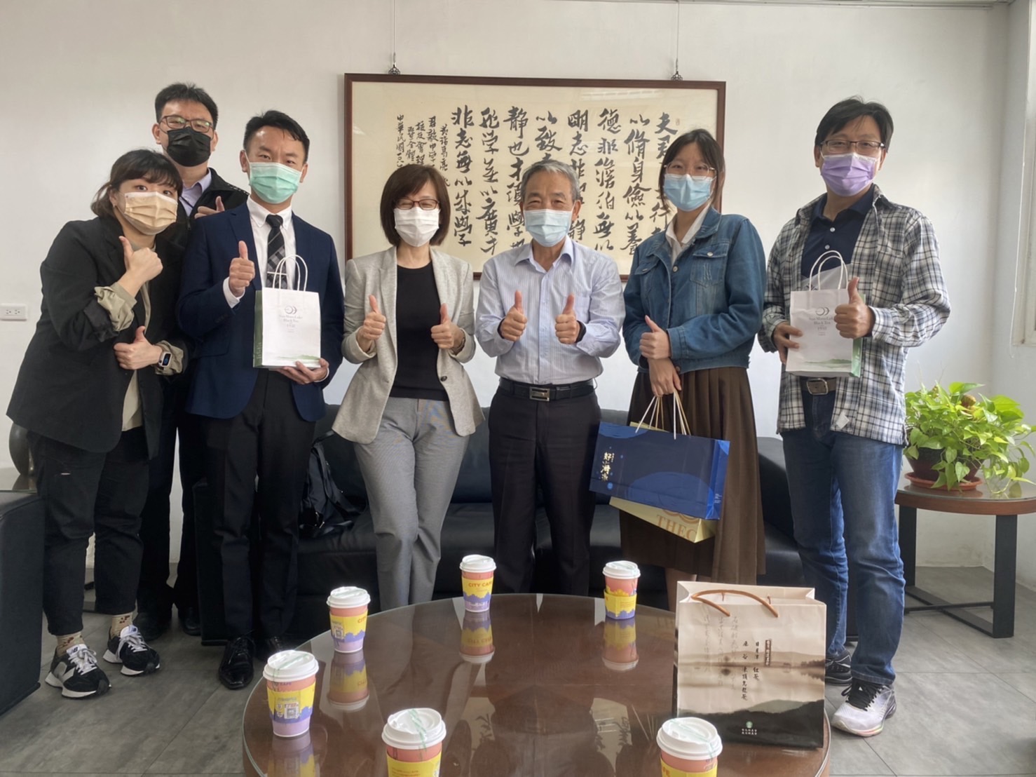 關懷香港高中生，財團法人經濟文化合作策進會馬不停蹄拜訪港生就讀高中，與師生熱情交流互動