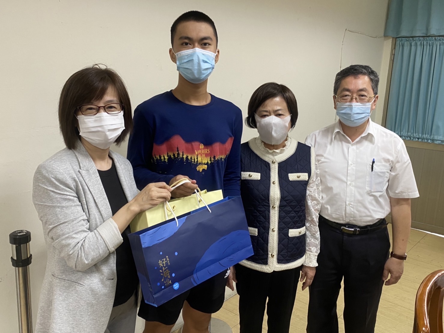 關懷香港高中生，財團法人經濟文化合作策進會馬不停蹄拜訪港生就讀高中，與師生熱情交流互動