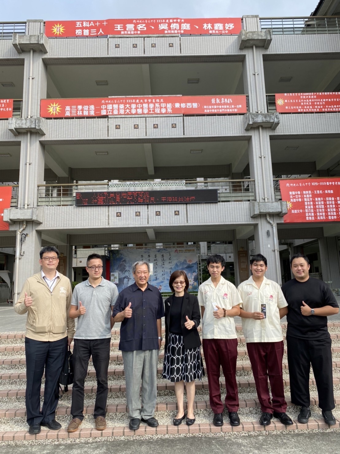 關懷香港高中生，財團法人經濟文化合作策進會馬不停蹄拜訪港生就讀高中，與師生熱情交流互動