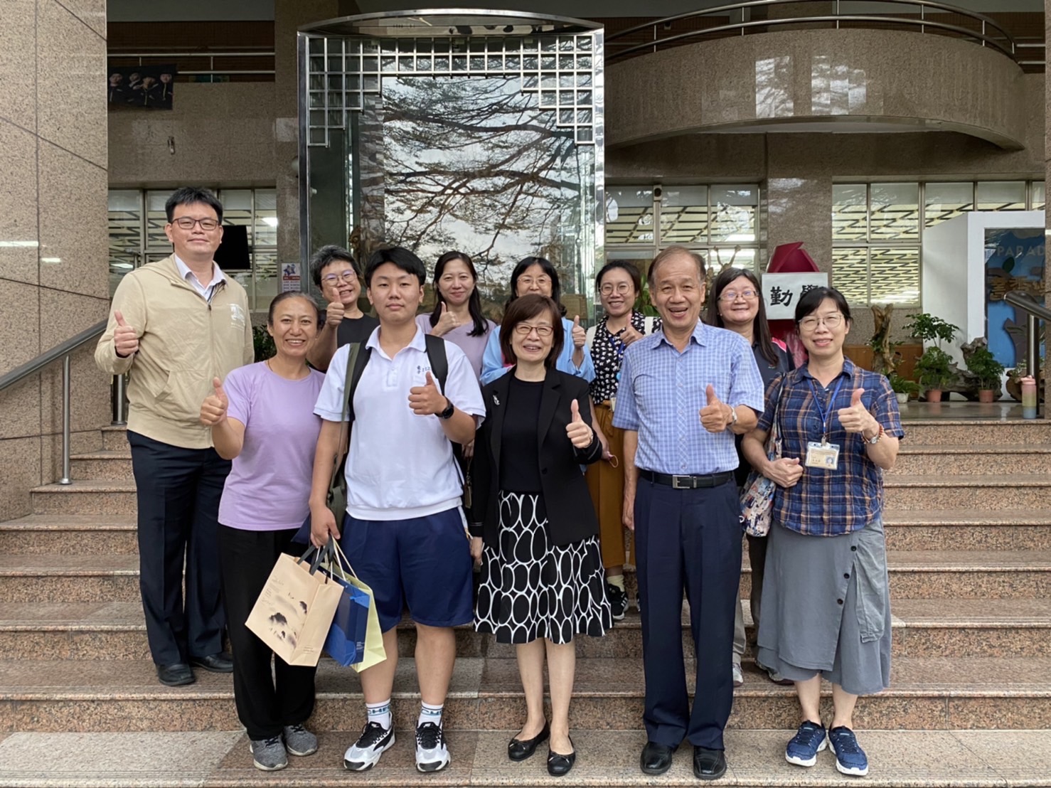 關懷香港高中生，財團法人經濟文化合作策進會馬不停蹄拜訪港生就讀高中，與師生熱情交流互動