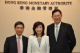 (右一)香港金融管理局陳總裁德霖、(左一)阮副總裁阮國恆與(中)行政院金融監督管理委員會李副主委紀珠合照。　（2011-08-11）