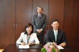 由香港特區政府財政司曾司長俊華見證，行政院金管會李副主委紀珠與香港金管局陳總裁德霖簽署銀行業監理合作備忘錄（2011-08-11）