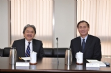 本會劉董事長(右一)接見港府財政司曾司長俊華 　　　 　　　　　　 （2013-06-06）