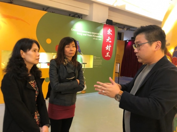 大館導覽人員為路董事長解說當期特展─「關公駕到」重點內容。
