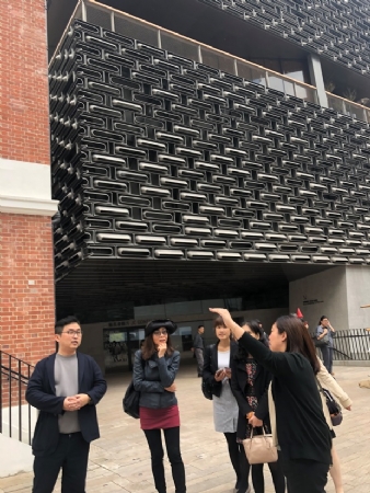 大館導覽人員向路董事長解說大館建築群的歷史沿革及目前規劃。 (107.12.20於中環大館古蹟及藝術館)
