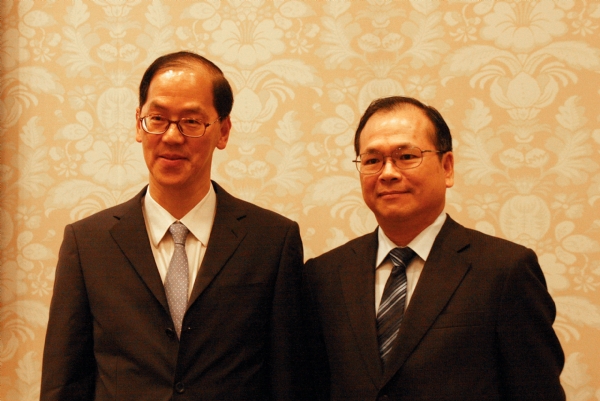 陸委會林副主委兼本會代理董事長祖嘉（右）為臺港文化合作論壇揭開序幕，歡迎香港民政局曾局長德成（左）與會