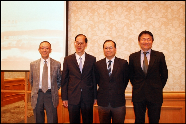 陸委會林副主委兼本會代理董事長祖嘉、香港民政局曾局長德成、羅召集人智成及毛召集人俊輝於論壇開幕式合影