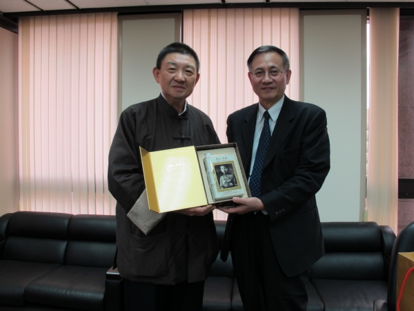 本會劉董事長致贈紀念品予港台商貿合作委員會李大壯主席