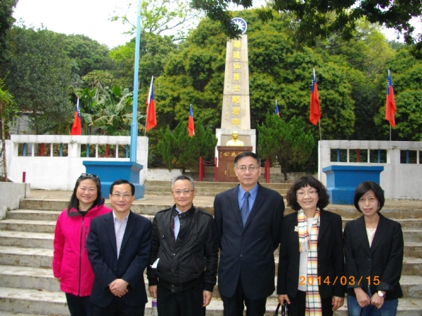 劉董事長參訪香港屯門中山公園（青山紅樓），係香港社團固定每年元旦舉辦升旗典禮的重要據點，香港元朗區麥業成議員(左二)全程陪同解說 　