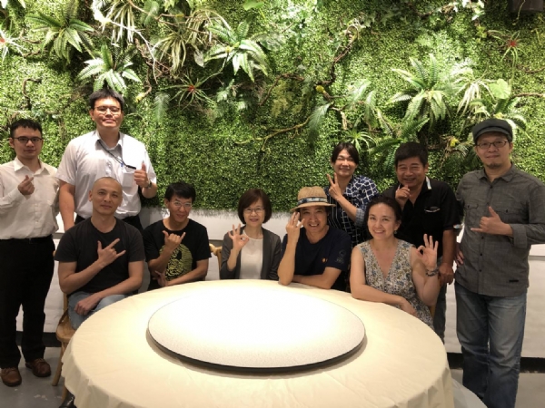 與客家音樂家林生祥先生(前排左二)見面