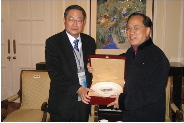 林董事長與曾特首互贈紀念品（2010-12-17）