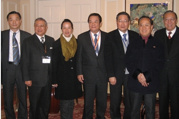 林董事長率訪團成員與曾特首合影（2010-12-17）