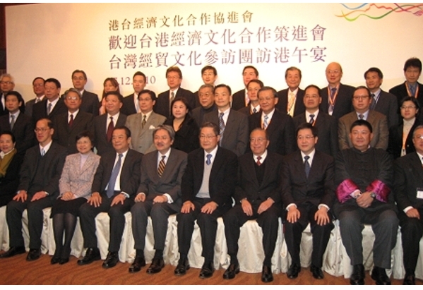 林董事長率訪團成員與港府財政司曾司長等港府官員午宴後合影（2010-12-17）