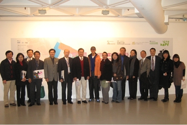 訪團在香港藝術中心四度空間攝影展廣告看板前合影（2010-12-17）