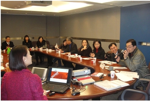 訪團參訪香港設計中心，行政總裁利德裕(右)簡報中心工作（2010-12-17）