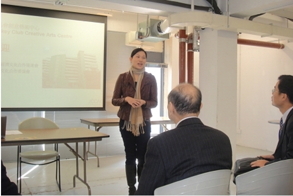 拜訪賽馬會創意藝術中心，經理蘇慧盈簡報中心工作（2010-12-17）