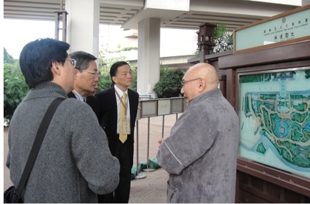 訪團參訪南蓮園池與志蓮淨院，馮翰先生(右)為團員進行導覽解說（2010-12-17）