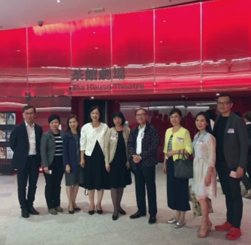 港方安排於西九茶館劇場欣賞戲曲表演 (港府康文署李美嫦署長到場致意)合影
