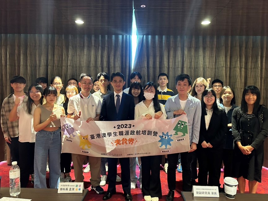 蔡科長座談會後與學員合影