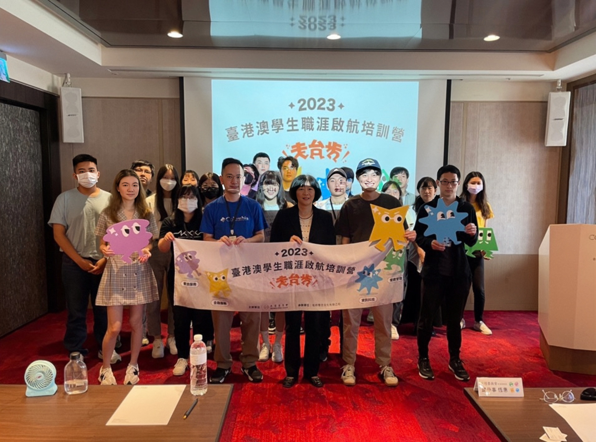楚參事座談會後與學員合影
