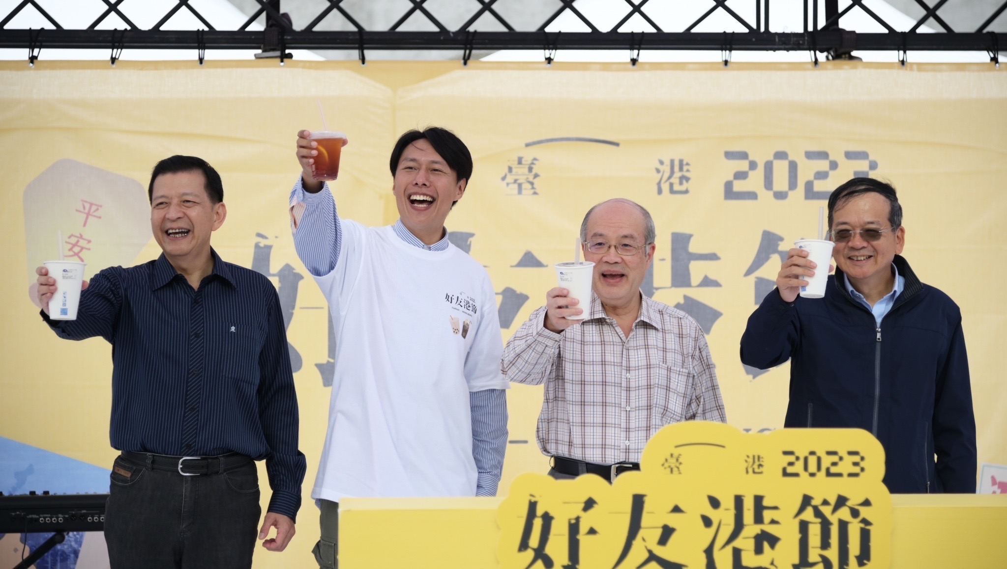 詹董事長、陳監察人、盧秘書長和主持人張啟樂舉杯祝賀市集成功