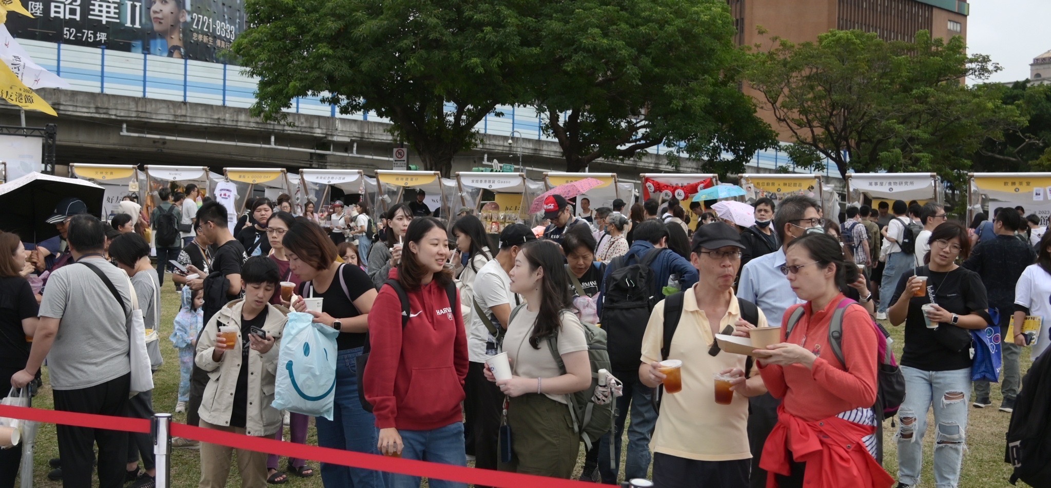 市集現場人潮絡繹不絕