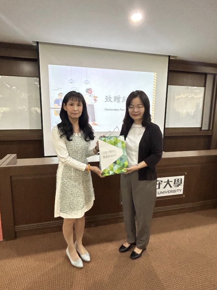 李組長與沈副校長互贈禮品