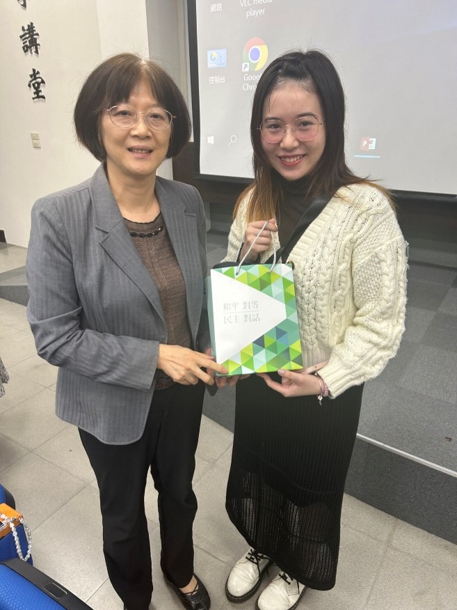 陸委會楚參事感謝畢業校友分享