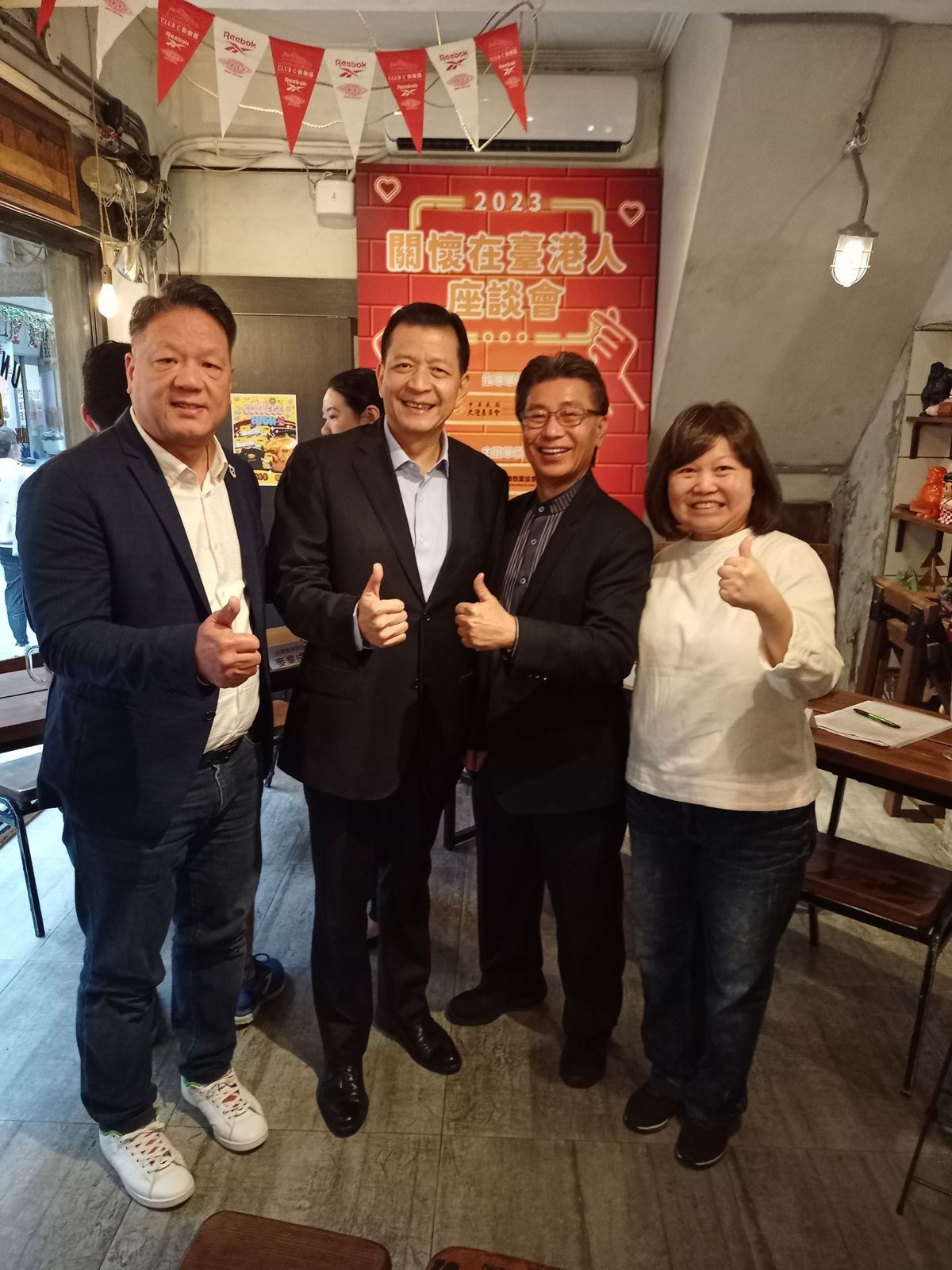 與主辦單位人員合影
