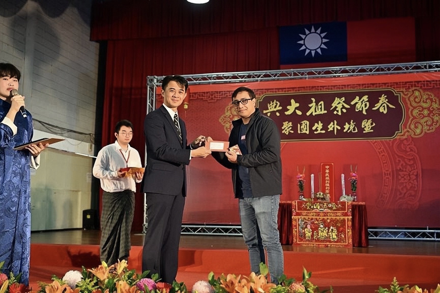 蔡科長代表陸委會致贈摸彩禮品