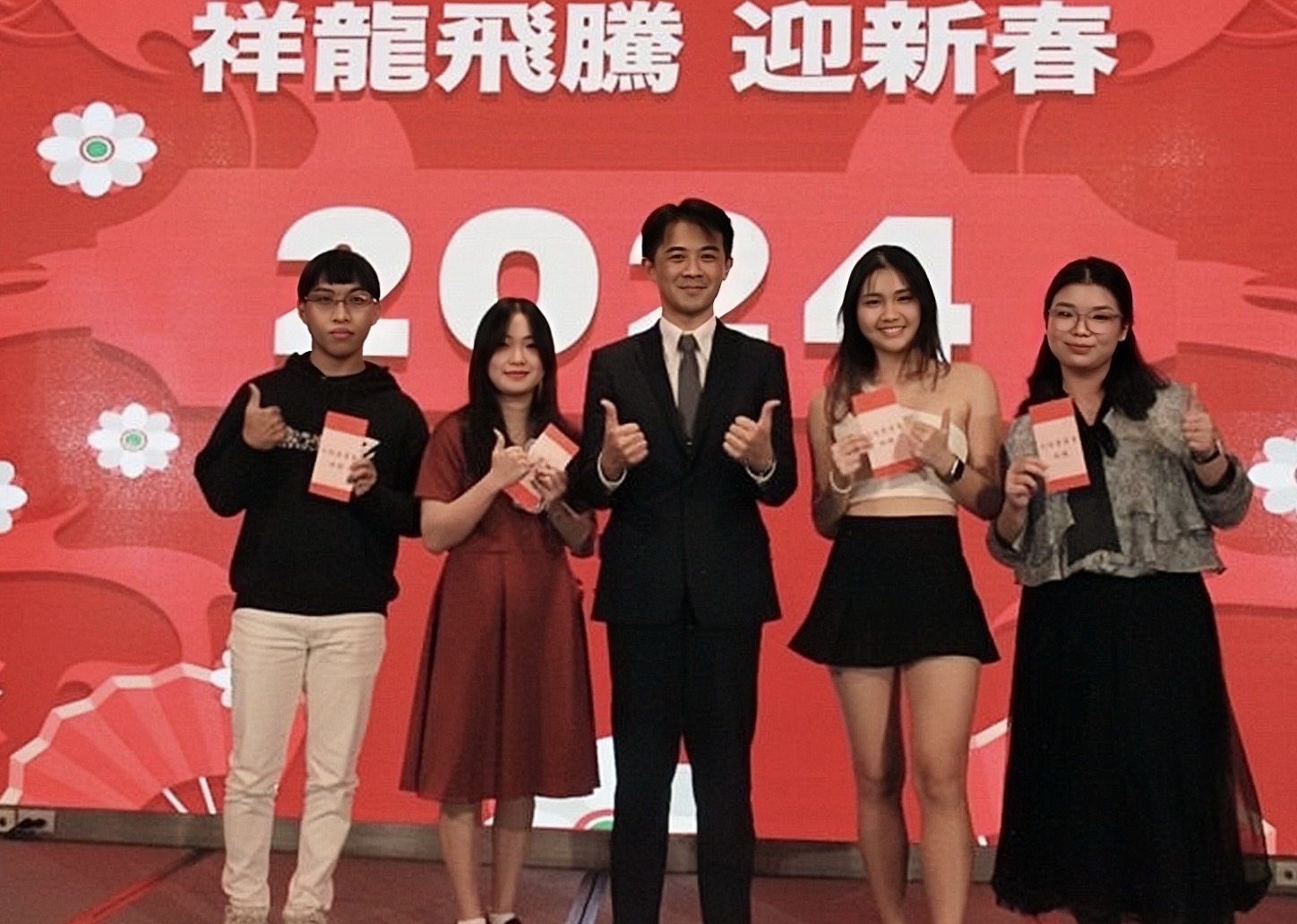 蔡科長和淡江大學同學合影
