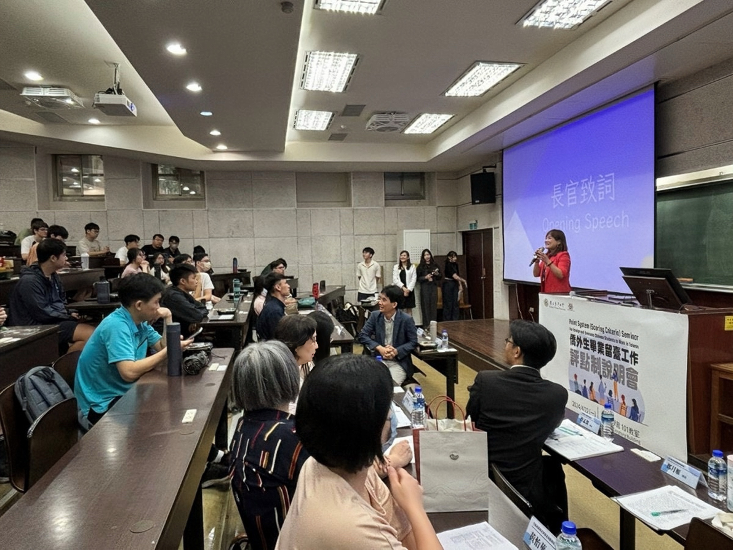 魏副處長與同學親切互動