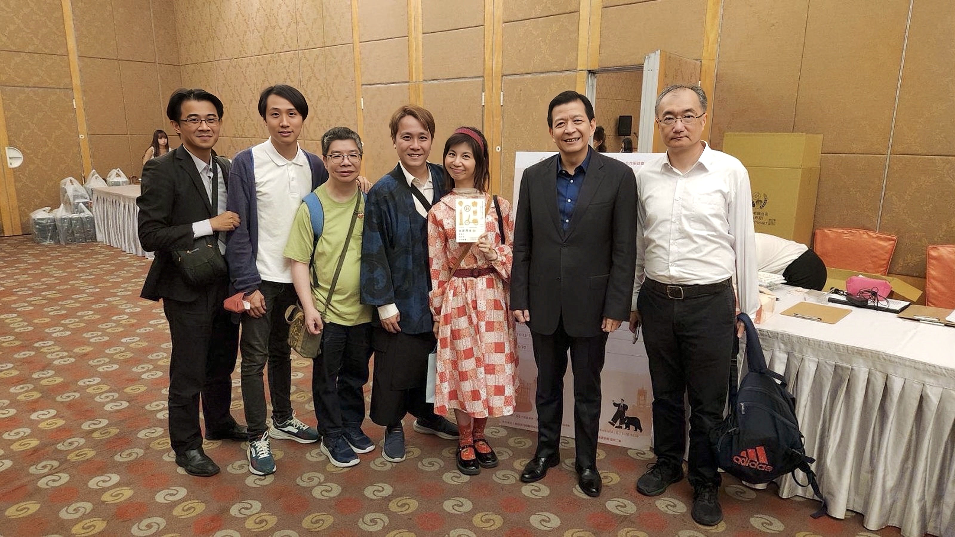 盧秘書長、黃副秘書長、蔡科長與港澳人士合影
