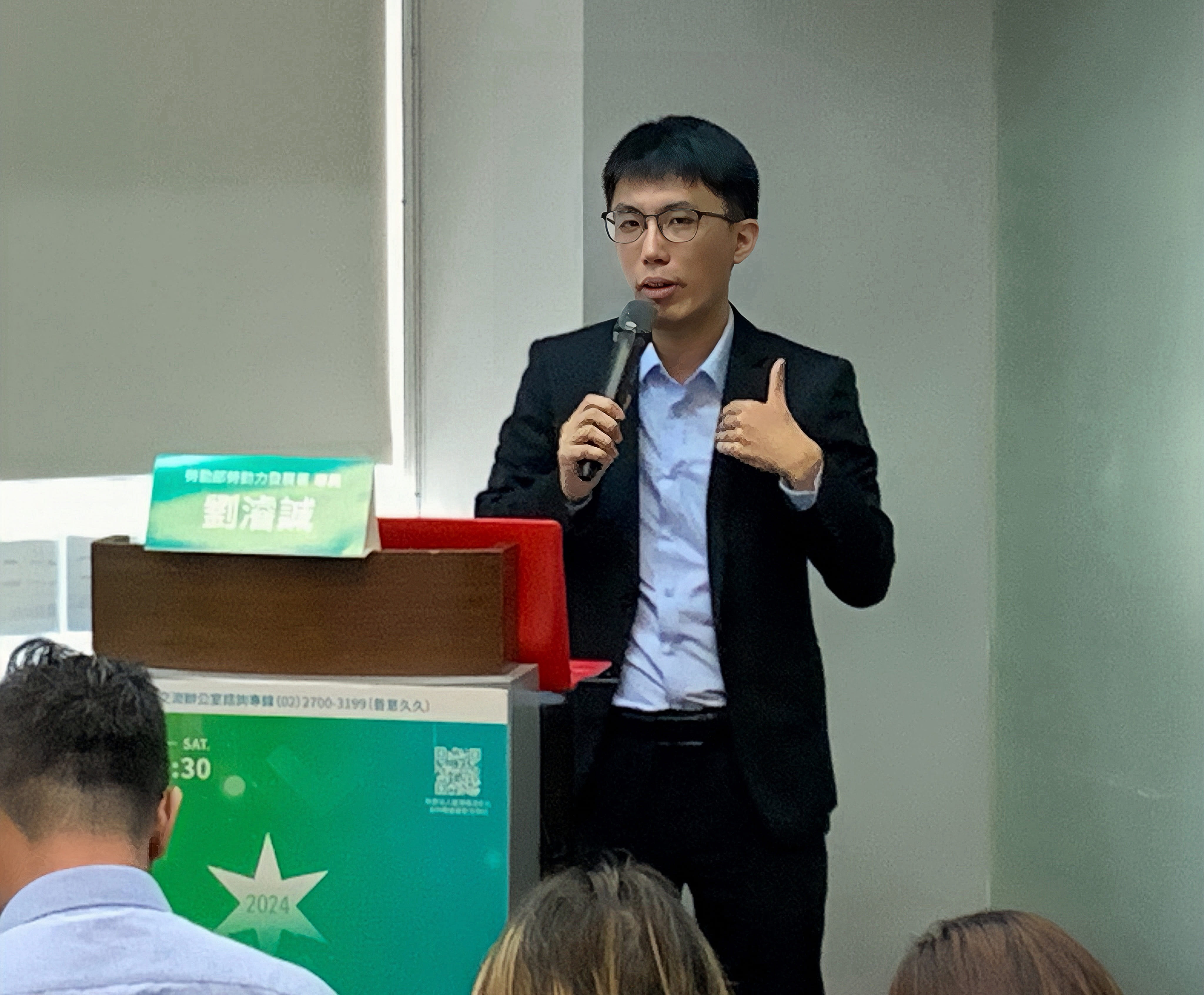 社團法人勞動與發展協會劉副研究員講解港澳生畢業留臺評點配額制度