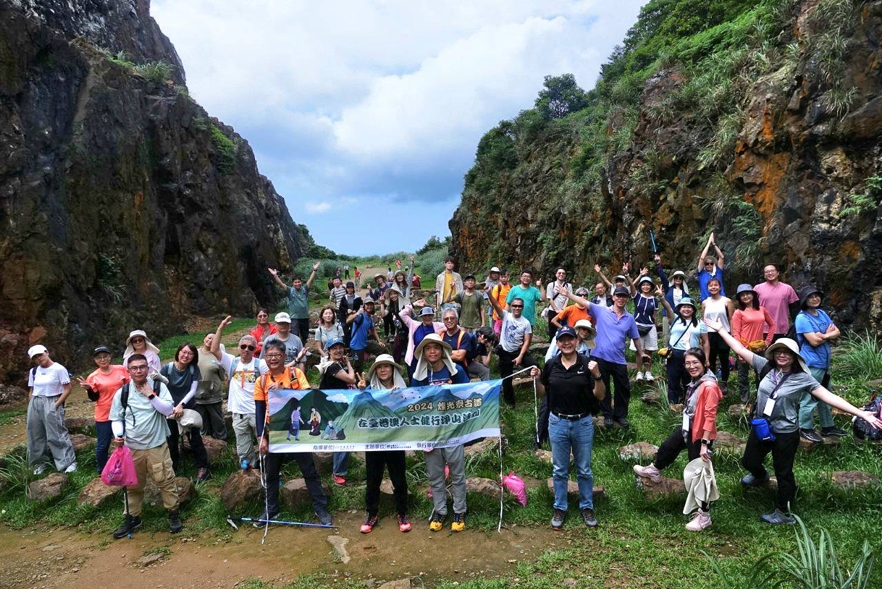 臺港澳人士合影於本山礦場石頭陣