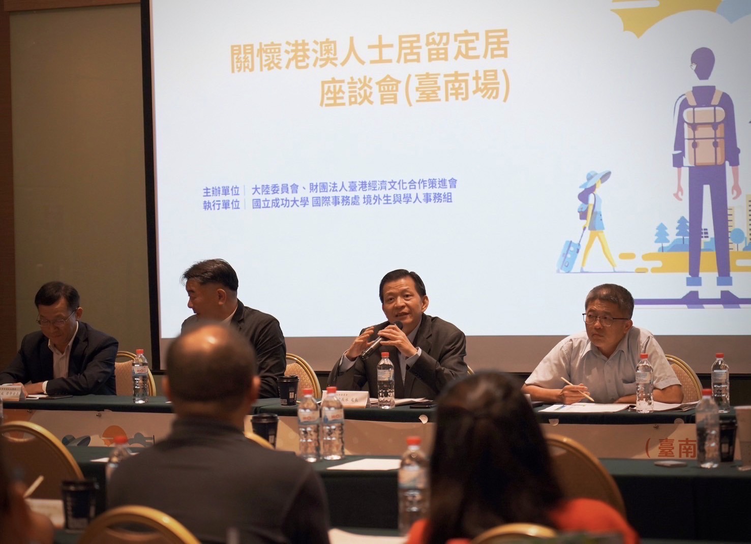 大陸委員會港澳蒙藏處處長兼策進會秘書長盧長水答覆與會人士提問