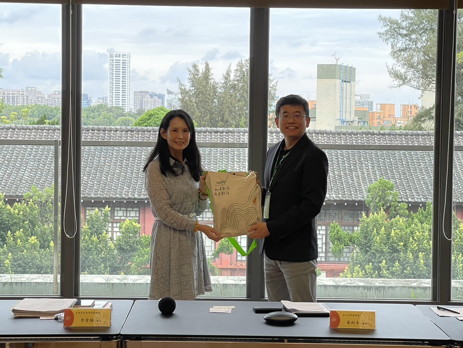 大陸委員會李組長致贈淡江大學葉劍木國際長紀念品